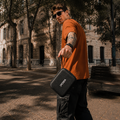 Un hombre que lleva un estuche de transporte de consola portátil AISLPC al aire libre, mostrando el estuche de almacenamiento portátil para RG52 MINI y RG52 PRO MAX.
